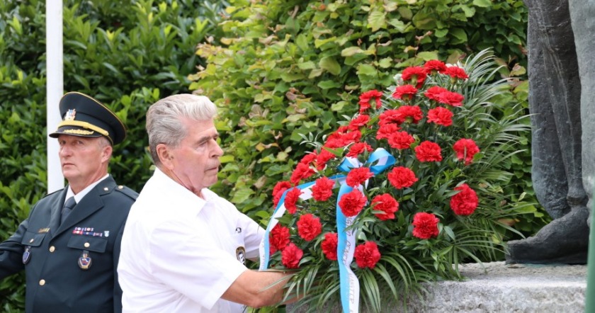 Polaganje venca na Maistrov spomenik