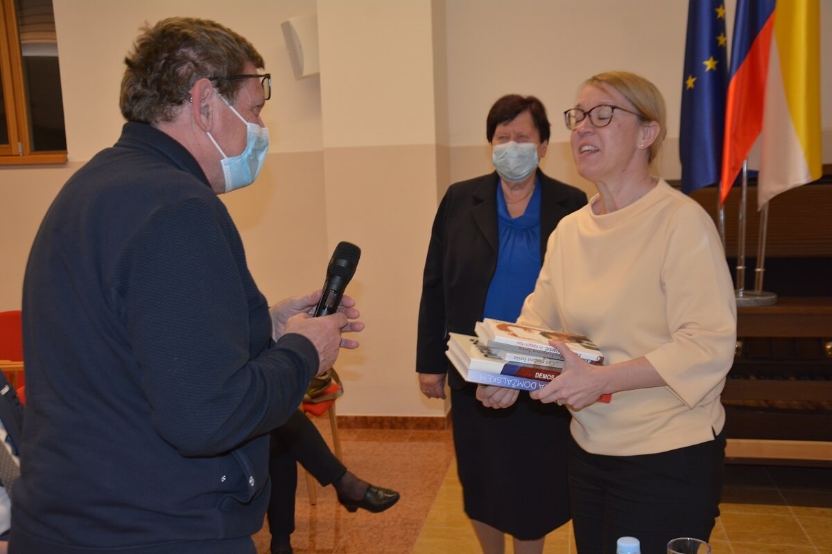 Darilo založbe Demos na Kamniškem je dr. Jaklitsch predal tajnik društva Leon Pirman