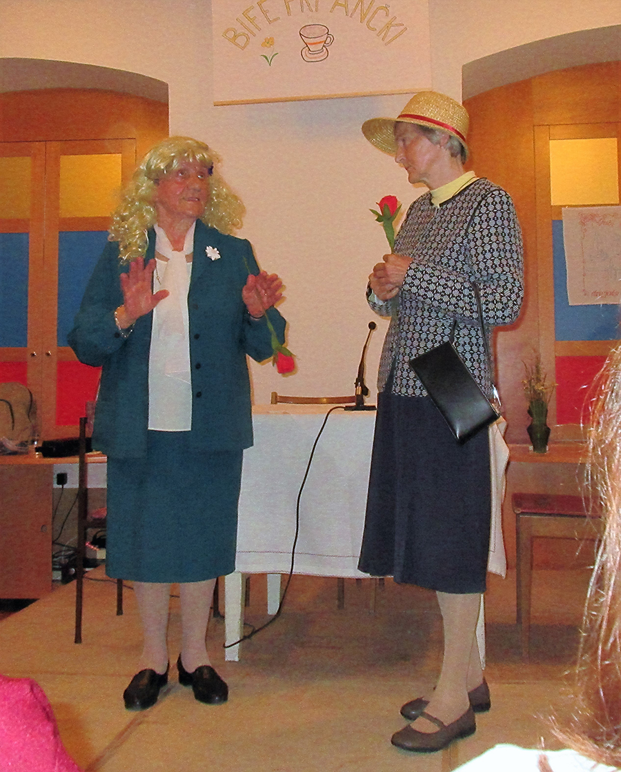 Slavka Koro&scaron;ec in Jelica Slavič kot samski gospe v veseloigri Ženitni oglas (foto dokumentacija MDJC)